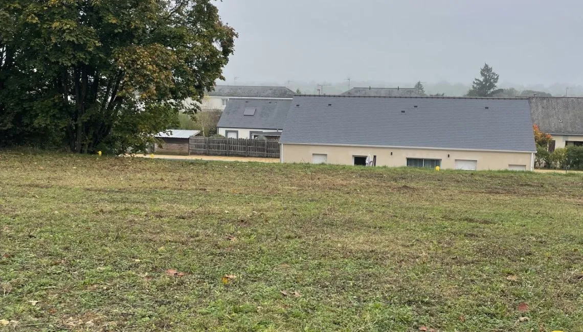 Terrain à bâtir de 491 m² à LEZIGNE (49)
