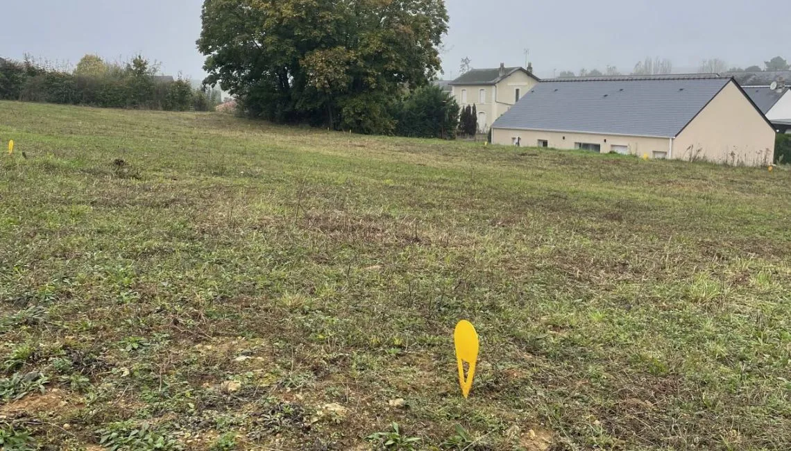 Terrain à bâtir de 646 m² à LEZIGNE (49)
