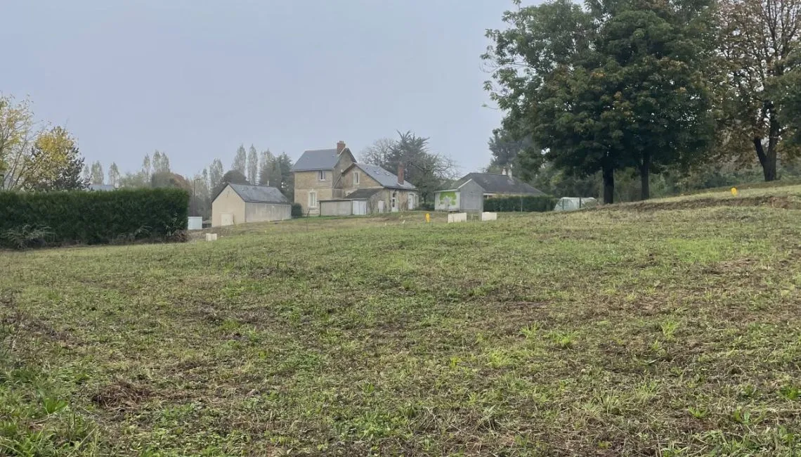 Terrain à bâtir de 420 m² à LEZIGNE (49)

