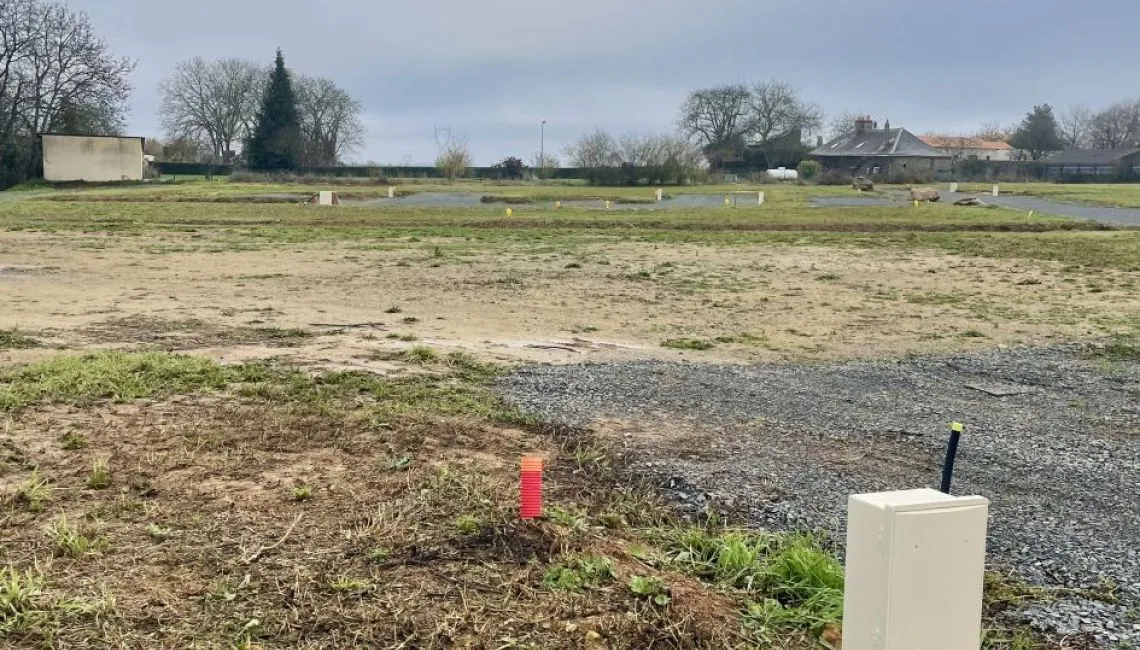 Terrain à bâtir de 428 m² à FAVERAYE-MACHELLES (49)
