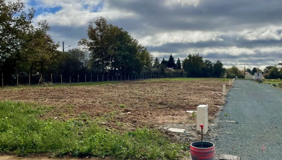 Terrain à bâtir de 461 m² à FENEU (49)
