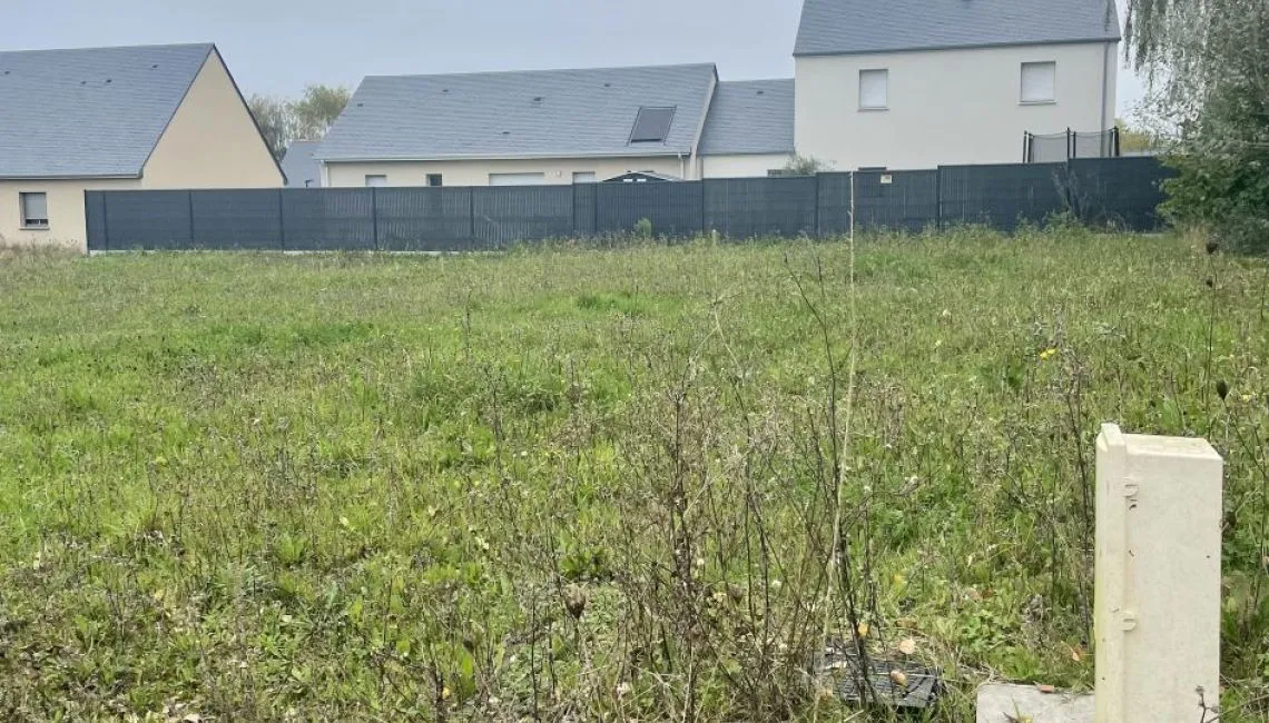 Terrain à bâtir de 341 m² à LONGUE-JUMELLES (49)
