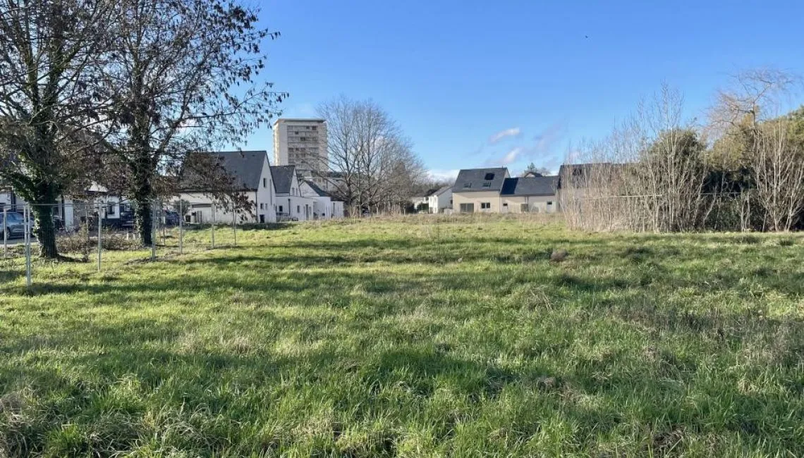 Terrain à bâtir de 795 m² à RABLAY-SUR-LAYON (49)

