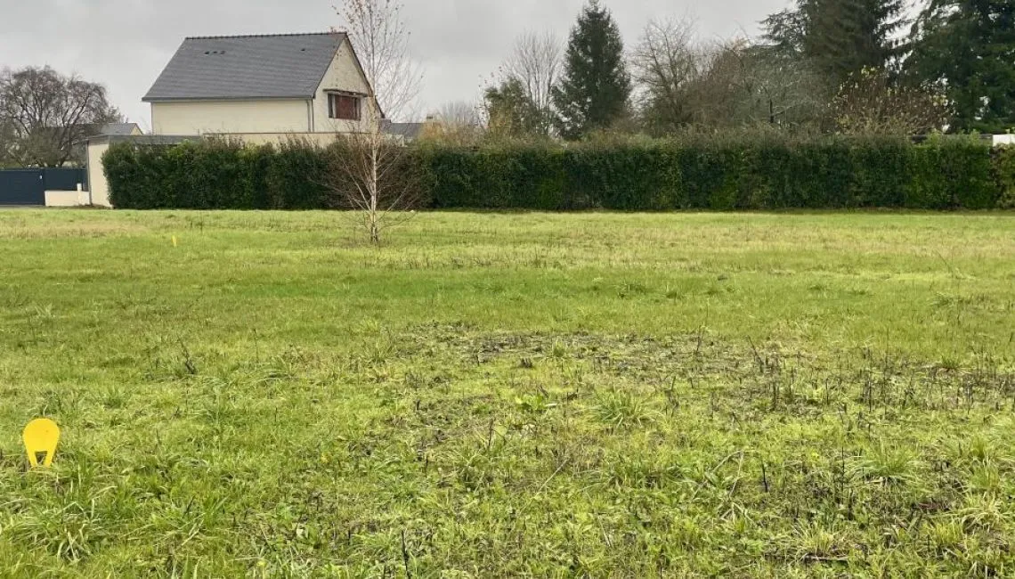 Terrain à bâtir de 327 m² à CHATEAUNEUF-SUR-SARTHE (49)
